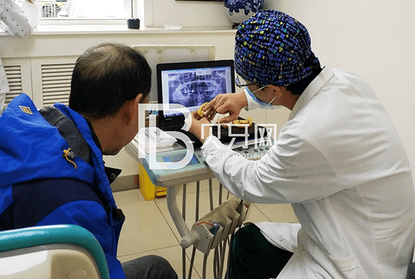 口福故事丨松牙重新固定，不受拔牙苦，6旬老人重享“舌尖上的幸福”