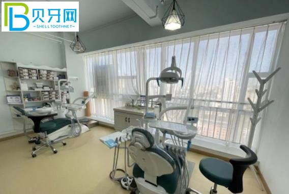 西安京華口腔可以用社?？▎?/></p>
<p>客戶 3：</p>
<p>偶然看到了西安京華口腔醫(yī)院。在網(wǎng)上查了口碑，就來(lái)了。費(fèi)用不貴，不用擔(dān)心。</p>
<p>建議小伙伴來(lái)之前先電話預(yù)約，還可以免費(fèi)拍攝。呵呵，比較人性化，可以刷社?？?。</p>
<p>來(lái)這里補(bǔ)了幾顆牙，補(bǔ)牙用的進(jìn)口納米樹脂材料確實(shí)不錯(cuò)。幾顆牙的總費(fèi)用不到1000，我很滿意。</p>
<p><img src=