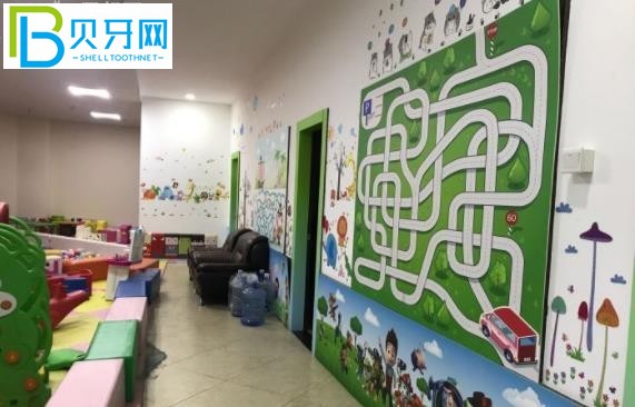 中山貝貝口腔可以刷社?？▎?/></p>
<p>中山北碚口腔營業(yè)時間：</p>
<p>周一至周日：09:00-18:00。</p>
<p>中山北碚口腔地址在哪：</p>
<p>中山市東區(qū)七關(guān)西路33號君軒亭廣場。</p>
<p><img src=