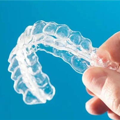 深圳牙齦紅腫種牙好的醫(yī)院是哪家？深圳一諾口腔診所醫(yī)療水平高！