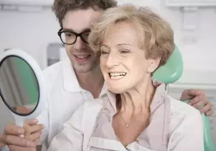 老年人種植牙的利弊？北京京一口腔正規(guī)嗎？