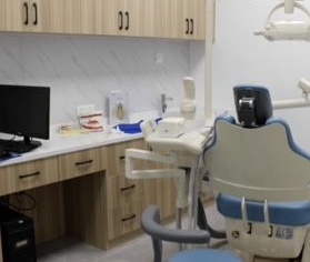 紹興周之?？谇?/></p><p>之海口腔創(chuàng)辦于2017年，是經(jīng)市衛(wèi)生部門批準(zhǔn)注冊(cè)成立的正規(guī)牙科機(jī)構(gòu)，位于紹興上虞區(qū)百官街道人民中路296號(hào)，數(shù)年來(lái)一直秉承“讓每一個(gè)人擁有燦爛笑容”的辦醫(yī)理念，以平價(jià)消費(fèi)與過(guò)硬的技術(shù)贏得了當(dāng)?shù)責(zé)o數(shù)老百姓的好評(píng)。</p><p>雖然周之?？谇坏脑簝?nèi)面積不算很大，但是就診環(huán)境舒適整潔，并且開展有數(shù)十種口腔預(yù)防、治療、保健項(xiàng)目，全方位解決大家的口腔困擾。</p><p>并且歷程數(shù)年的不斷發(fā)展，院內(nèi)如今擁有一支出色的醫(yī)護(hù)人員，每一位都有著扎實(shí)的口腔學(xué)理論基礎(chǔ)與豐富的臨床診療經(jīng)驗(yàn)，會(huì)1:1結(jié)合顧客的生活習(xí)慣、口腔健康情況“量齒定制”合適的治療方案，深得大家的認(rèn)可。</p><p>而在各位網(wǎng)友關(guān)心的收費(fèi)方面，周之?？谇灰惨恢眻?jiān)守“價(jià)格公道透明、無(wú)隱形消費(fèi)”的準(zhǔn)則，院內(nèi)各牙科診療項(xiàng)目都有明確的收費(fèi)區(qū)間，更是會(huì)經(jīng)常在節(jié)假日舉辦“降價(jià)優(yōu)惠活動(dòng)”，減輕大家的經(jīng)濟(jì)負(fù)擔(dān)，性價(jià)比非常的高。</p><p>周之?？谇贿€注重診療健康，嚴(yán)格遵守衛(wèi)生部門的相關(guān)管理?xiàng)l例，對(duì)臨床中各類使用牙科器械進(jìn)行“一械一人一用一消毒”標(biāo)準(zhǔn)化無(wú)菌措施，杜絕出現(xiàn)交叉感染，解除大家看牙的后顧之憂，安心放心的就診。</p><p>同時(shí)醫(yī)院還會(huì)不定期舉辦口腔健康知識(shí)講座，糾正大家日常生活中的口腔不良習(xí)慣，了解預(yù)防為主的理念，減少口腔疾病的發(fā)生。</p><p><strong>醫(yī)院地址：</strong>崧廈鎮(zhèn)同仁橋1號(hào)</p><p><strong>營(yíng)業(yè)時(shí)間：</strong>早上08:00:00~下午18:00:00（無(wú)節(jié)假日)</p><p><strong>規(guī)模：</strong>經(jīng)營(yíng)面積120m2</p><p style=